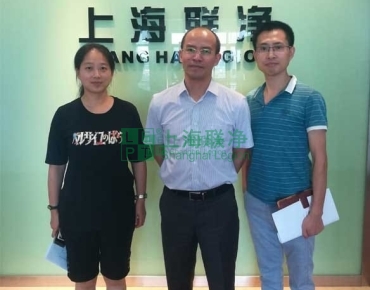 上海聯(lián)凈復(fù)合材料-閔行區(qū)科協(xié)副主席雷志術(shù)一行調(diào)研聯(lián)凈電磁加熱輥科技創(chuàng)新工作